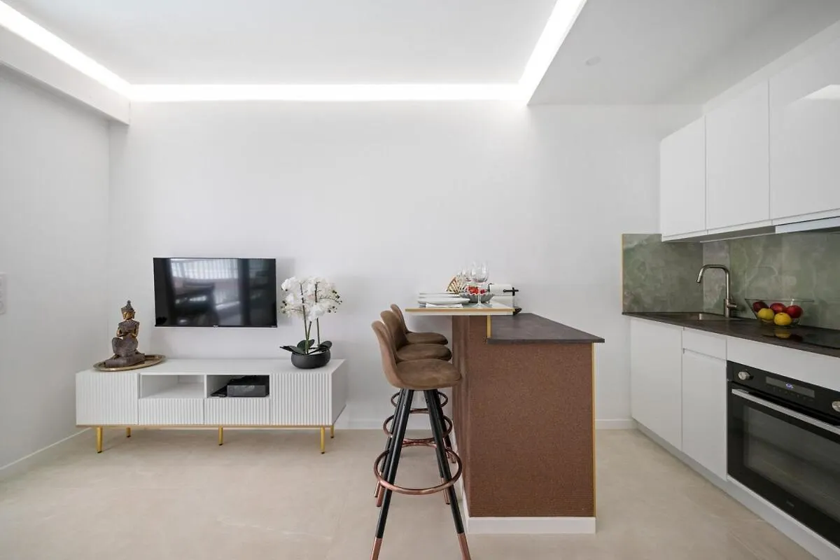 Amazonico- Proche Centre - Clim - Plage Menton 0*,  France